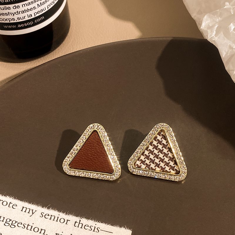 Women's High Sense Fashion Special-interest Brown Retro Stud Earrings