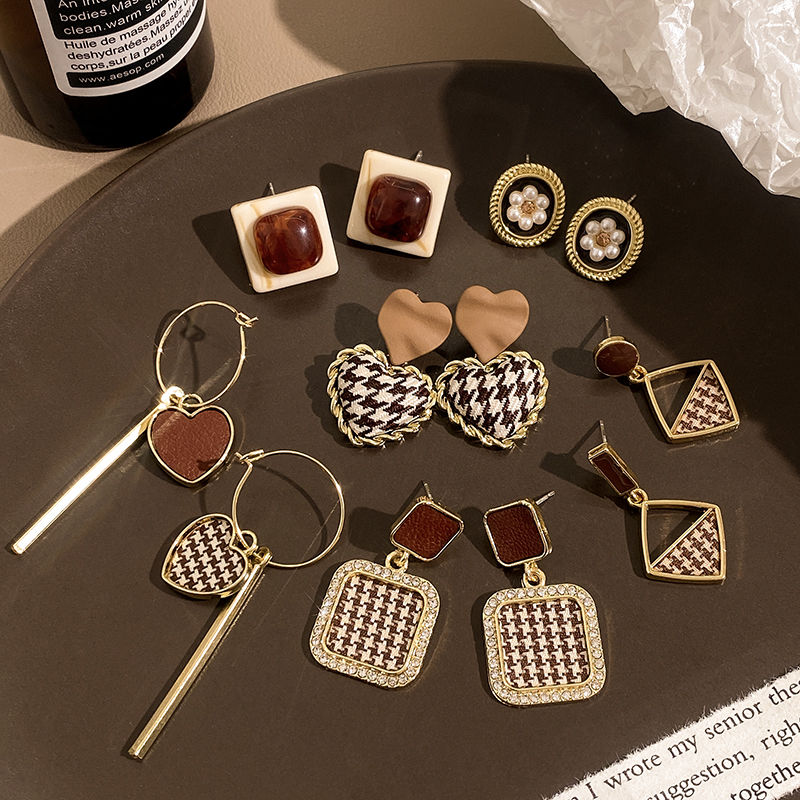 Women's High Sense Fashion Special-interest Brown Retro Stud Earrings