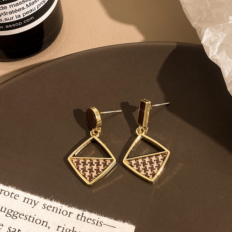 Women's High Sense Fashion Special-interest Brown Retro Stud Earrings