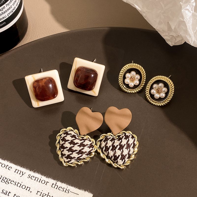 Women's High Sense Fashion Special-interest Brown Retro Stud Earrings