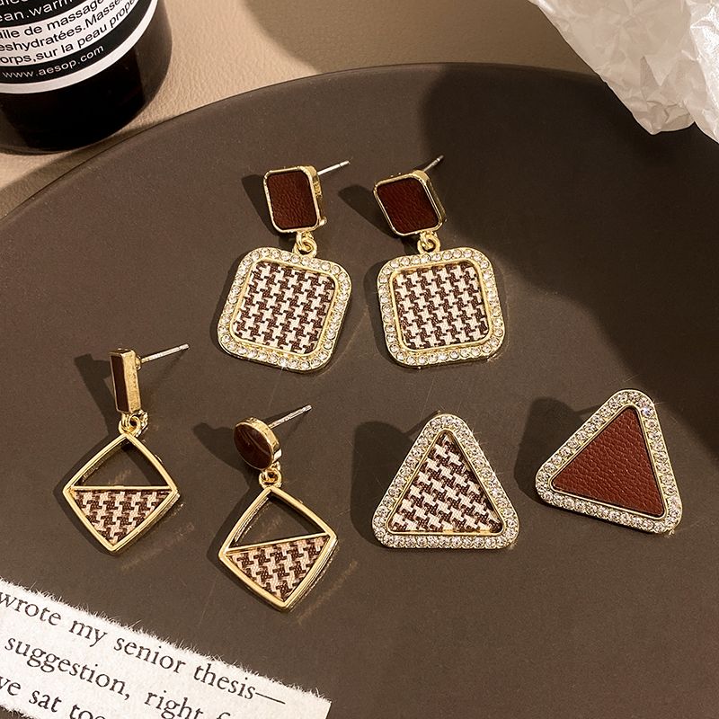 Women's High Sense Fashion Special-interest Brown Retro Stud Earrings